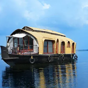 aqua-castle-houseboat-by-aqua-jumbo-houseboats.hotels-alappuzha.com/